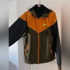 Mens Nike windbreaker- fits like an oversized medium for women